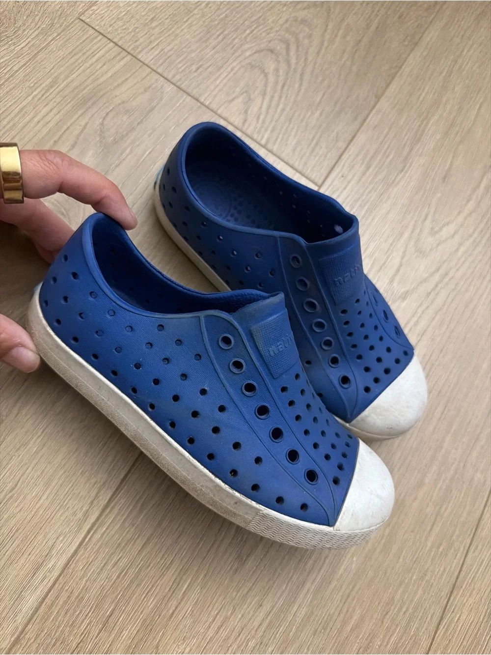 Native Jefferson Kids Slip-On Shoes in Blue and White c12